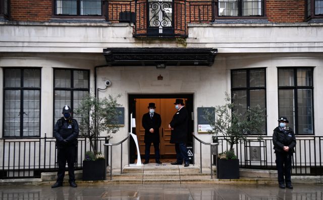  Приеха в болница принц Филип 