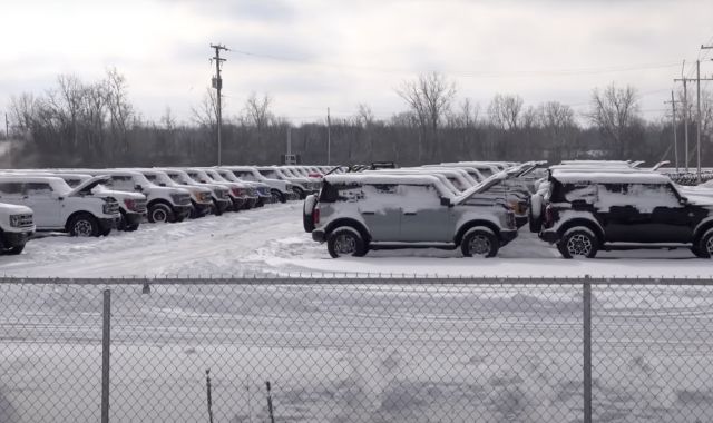 Стотици Ford-ове стоят недовършени под снега (ВИДЕО)