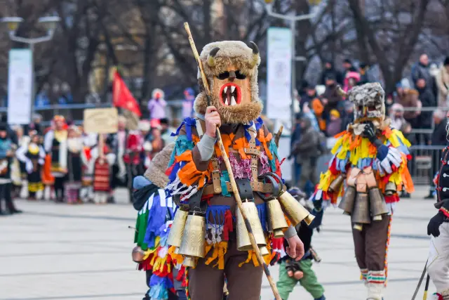 32-ят Международен фестивал на маскарадните игри „Сурва“ е в разгара си - СНИМКИ