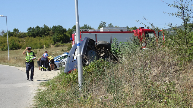 Лек автомобил се преобърна в канавка край Симитли (СНИМКИ)