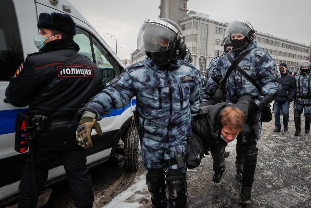 С масивна демонстрация на сила руската полиция арестува 5000 души за ден