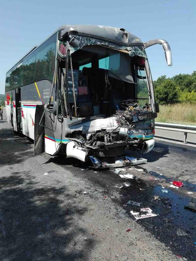 Тежка катастрофа с два автобуса на пътя Бургас - Созопол