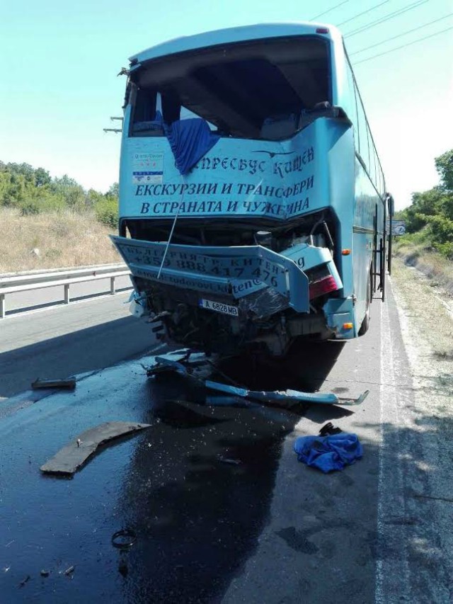 Тежка катастрофа с два автобуса на пътя Бургас - Созопол