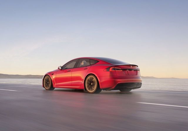 Tesla започна да доставя новия Model S Plaid и повиши цените с 10 хиляди долара