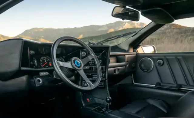 Продава се уникален суперавтомобил, базиран на Mercedes от 90-те години на миналия век