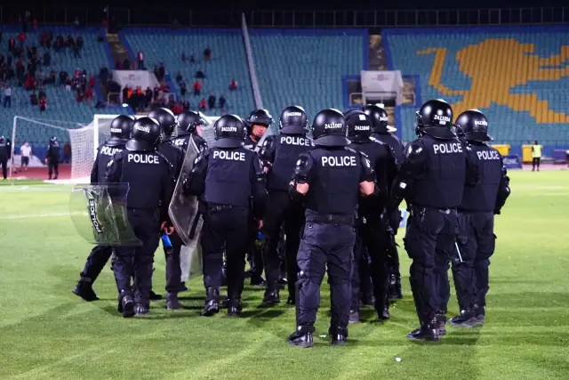 Фенове на ЦСКА нахлуха на терена и започнаха бой с полицията