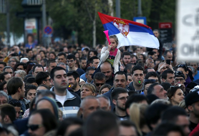 Вълчи вой и Сърбия отново не заспа (СНИМКИ)
