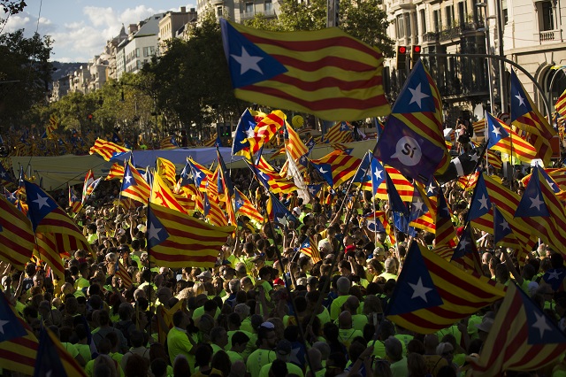 Мадрид запорира парите на Каталуния