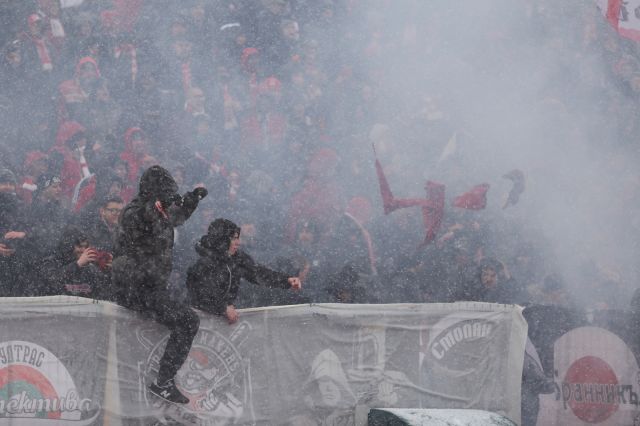  Сняг, два червени картона и 0:0 на безконечното дерби сред Левски и ЦСКА (ВИДЕО) 