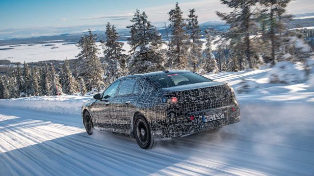Новата електрическа лимузина на BMW не се затруднява в снега (ВИДЕО)