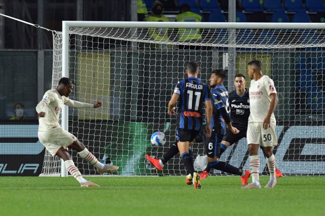Милан се измъчи срещу Аталанта, но победи