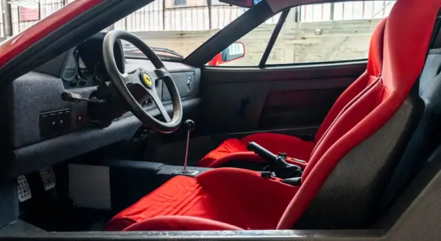 Легенда на търг: Истинска капсула на времето с герба на Ferrari и подписа на Лий Якока