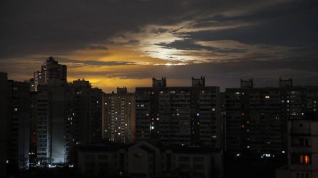 Сирени за въздушна тревога и взривове в ранните часове в Киев | ФАКТИ.БГ Сирени за въздушна тревога и взривове в ранните часове в Киев