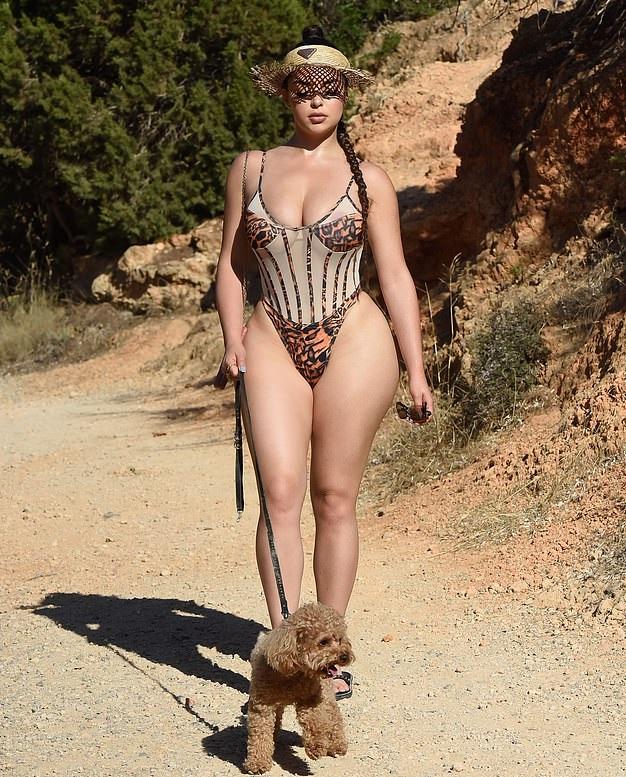  Инстаграм модел, желаеща да е футболна половинка, сподели пиперливото си тяло 