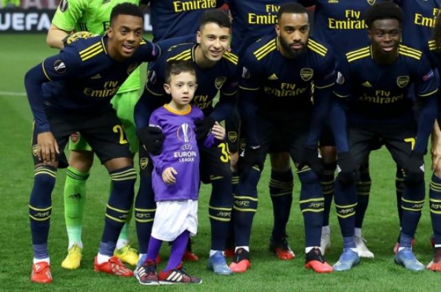 Дете попадна на отборната снимка на Арсенал преди двубоя с Олимпиакос