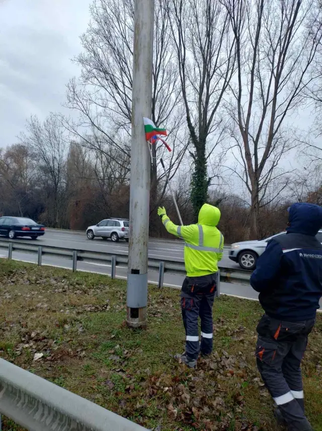 Проверяват камерите в София кой постави руски знамена на столичен булевард (СНИМКИ)