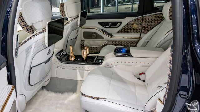 Най-луксозната S-Klasse е екстравагантна лимузина с пухкави стелки