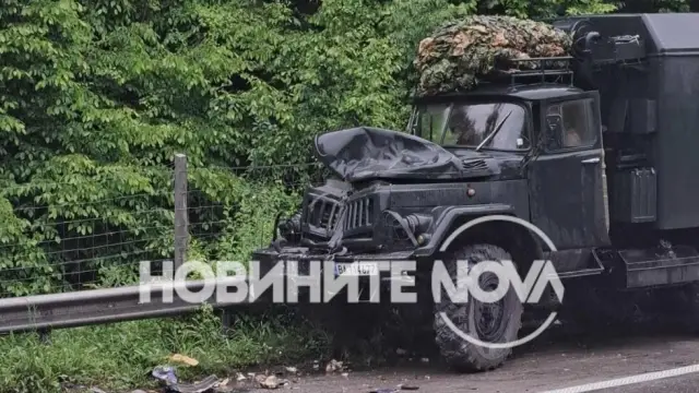 Военен камион удари бус в аварийната лента на АМ „Тракия”