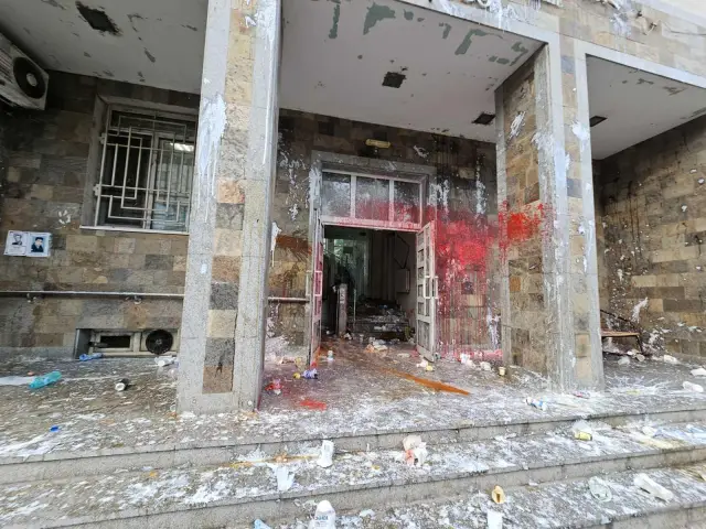  Гневни протестиращи желаят оставката на шефа на Министерство на вътрешните работи в Хасково за случая с убитото момиче СНИМКА 