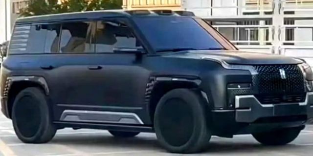 Най-скъпият китайски SUV бе забелязан без камуфлаж