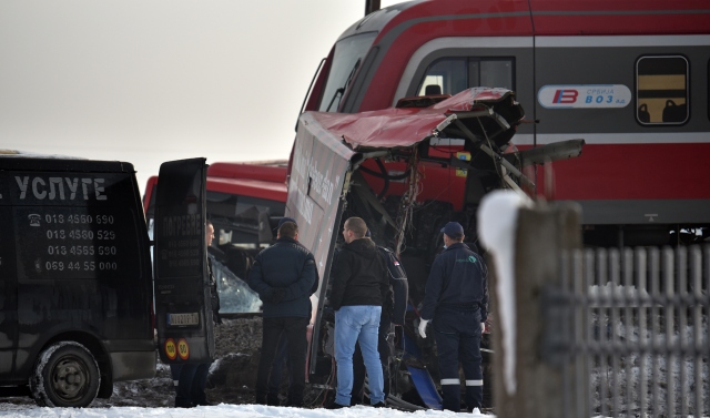 Трагедия в Сърбия! Влак блъсна автобус с ученици