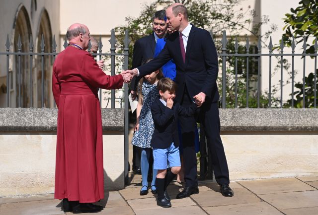 Кралското семейство се събра в Уиндзор за традиционната служба за Великден (СНИМКИ)
