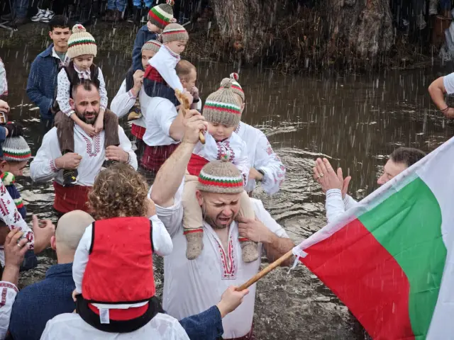 Стотици смелчаци „спасяват” кръста в цялата страна