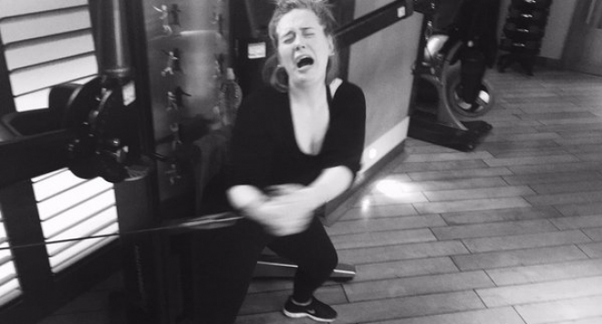 Адел се поти във фитнеса