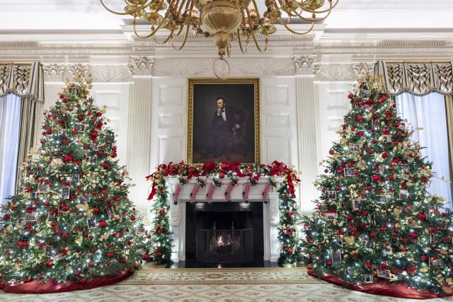 Снимка на Тръмп е част от празничната украса на Байдън в Белия дом (СНИМКИ) - 2