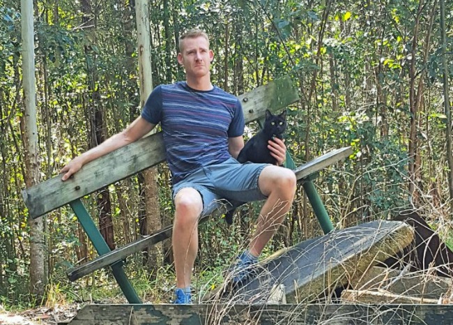 Мъж напусна работа, за да пътува с котката си