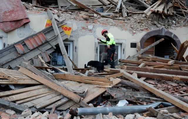 Последствията от опустошително земетресение (СНИМКИ)