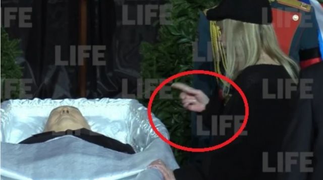 Алла Пугачова размахва пръст срещу Горбачов на погребението му