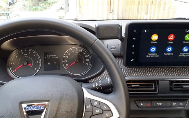  Тествахме новата Dacia с фабрична АГУ 