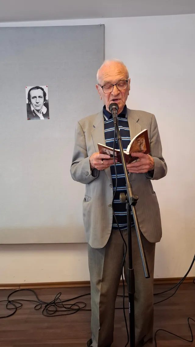 90 години Лъчезар Еленков: поезия, която не си отива | ФАКТИ.БГ 90 години Лъчезар Еленков: поезия, която не си отива