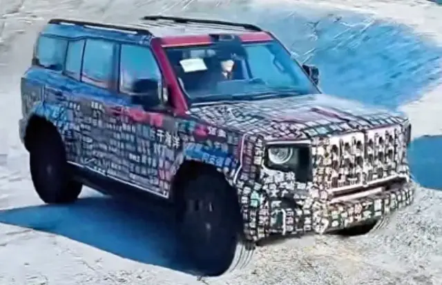 С четири мотора китайския всъдеход Hongqi ускорява като суперкар и гази пресечена местност като танк