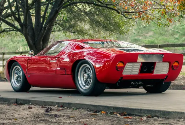 Продава се един от суперлимитираните Ford-ове GT40 Mk I