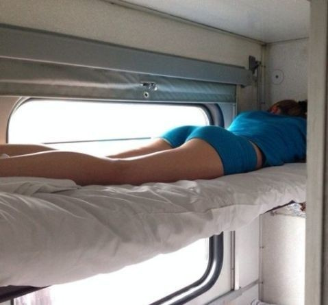 Пикантни СНИМКИ от спалните вагони: Ето как спят някои пътнички