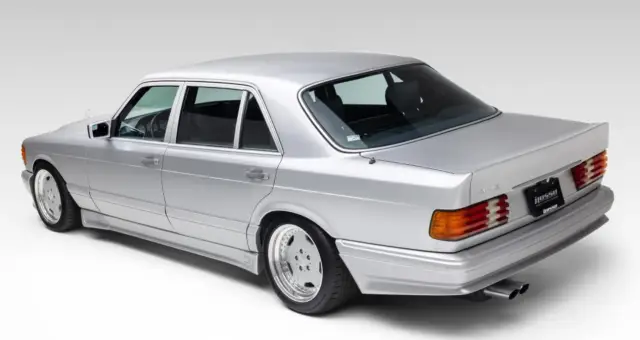 Този 35-годишен Mercedes W126 от AMG смени собственика си за сума, с която можете да си купите чисто нов премиум автомобил