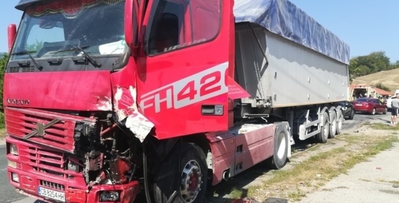 Един загинал при сблъсък между камион и лек автомобил на Е-79