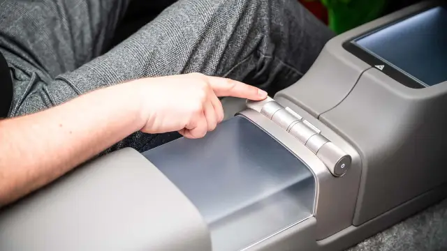 И Audi се връща към физическите бутони и аналоговия лукс