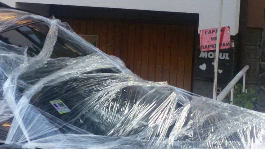 Първоаприлска шега или ново наказание за нагли шофьори? (Снимки)