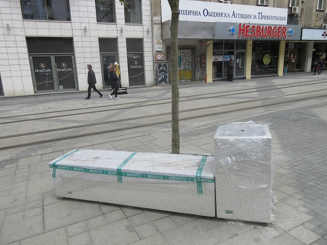 ФАКТИ за новия градски дъх на София - пейка и боклук за 10 000 лева (СНИМКИ)