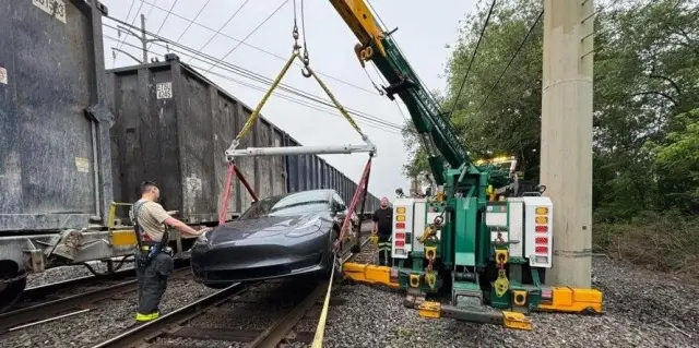 Автопилотът на Tesla вкара семейство под влак | интерФакти.БГ Автопилотът на Tesla вкара семейство под влак