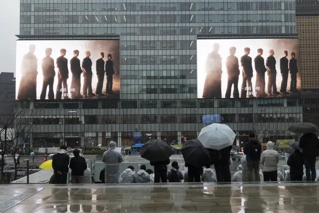 K-pop групата BTS издаде нов албум преди голямото си завръщане на сцената