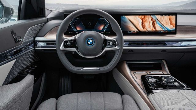 От BMW смятат, че огромните екрани в автомобилите ще изчезнат рано или късно