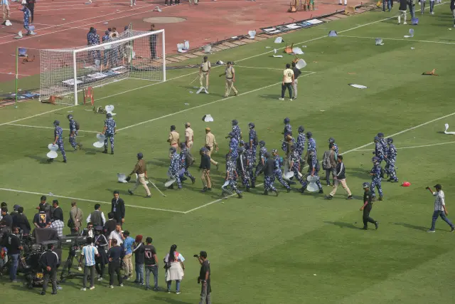 Футболна еуфория прерастна в безредици: Индия посрещна Меси с хаос и разочарование | ФАКТИ.БГ Футболна еуфория прерастна в безредици: Индия посрещна Меси с хаос и разочарование