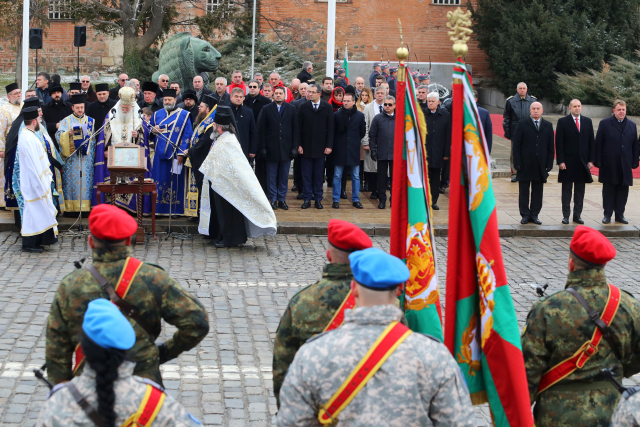 Осветиха бойните знамена на българската армия (СНИМКИ)