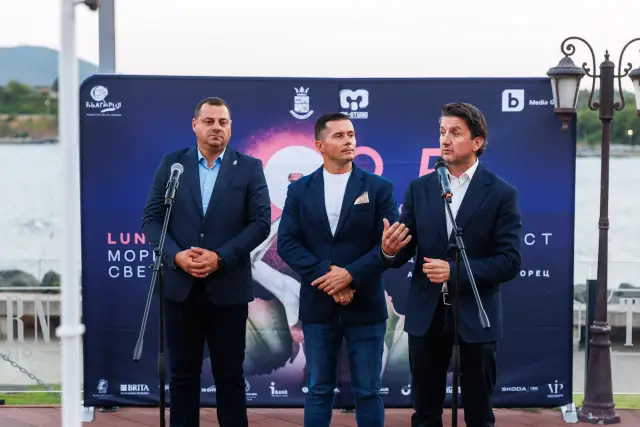 Министърът на туризма откри светлинния фестивал LUNAR в Царево (СНИМКИ)