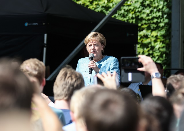 Меркел: Това е недопустимо (СНИМКИ)