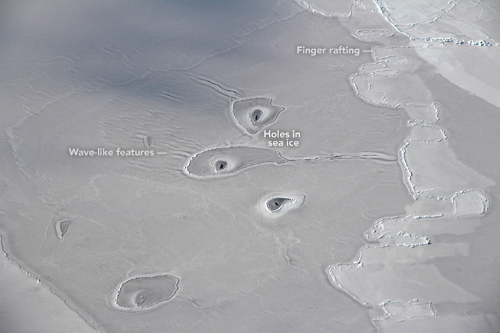 Мистериозни дупки се появиха в арктическия лед (СНИМКИ)
